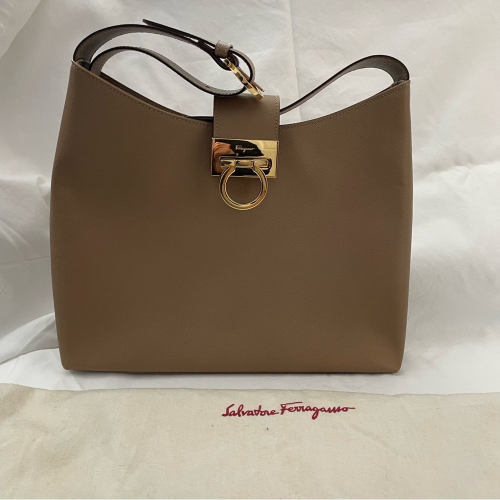 Salvatore Ferragamo Sholder Bag